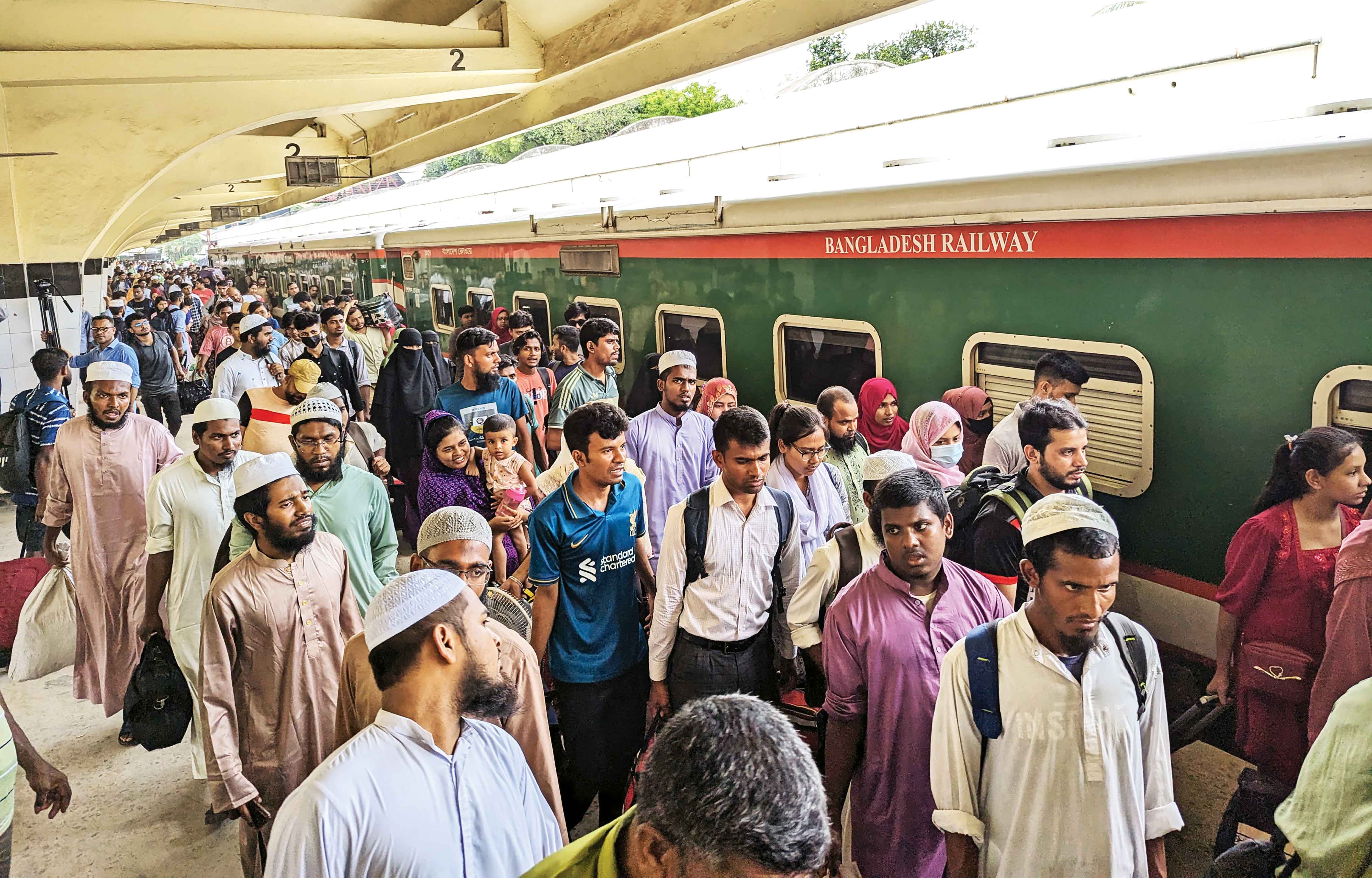 শুরুতেই অপেক্ষার ভোগান্তি মূল চাপ বাড়বে আজ