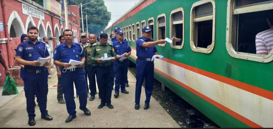ঈদকে সামনে রেখে যাত্রী নিরাপত্তা নিশ্চিত করতে পার্বতীপুর রেলওয়ে জংশনে রেল পুলিশের লিফলেট বিতরণ