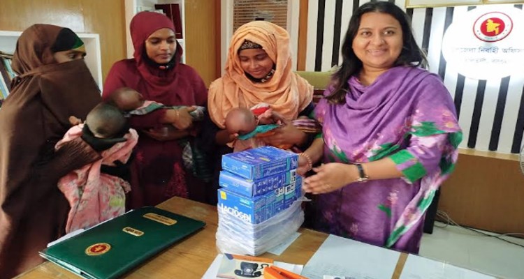 অভাবের সংসারে ৩ যমজ শিশুর ভাগ্যে জুটছে না দুধ, জামাকাপড় ও দুধ কিনে দিলেন ইউএনও