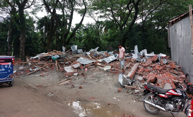 রামগতিতে মোবাইল কোর্টের অভিযান, অবৈধ স্থাপনা উচ্ছেদ 