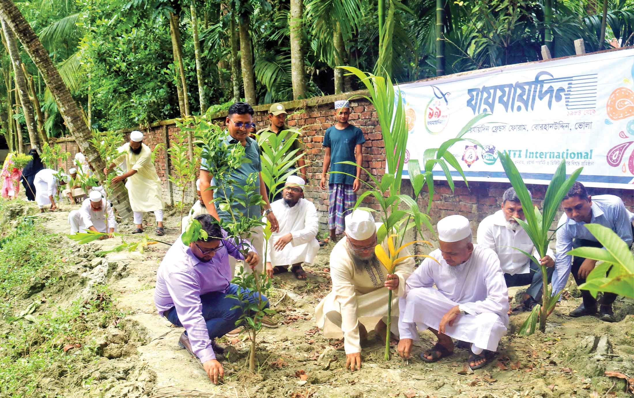 বোরহানউদ্দিনে শিক্ষা প্রতিষ্ঠানে গাছের চারা রোপণ