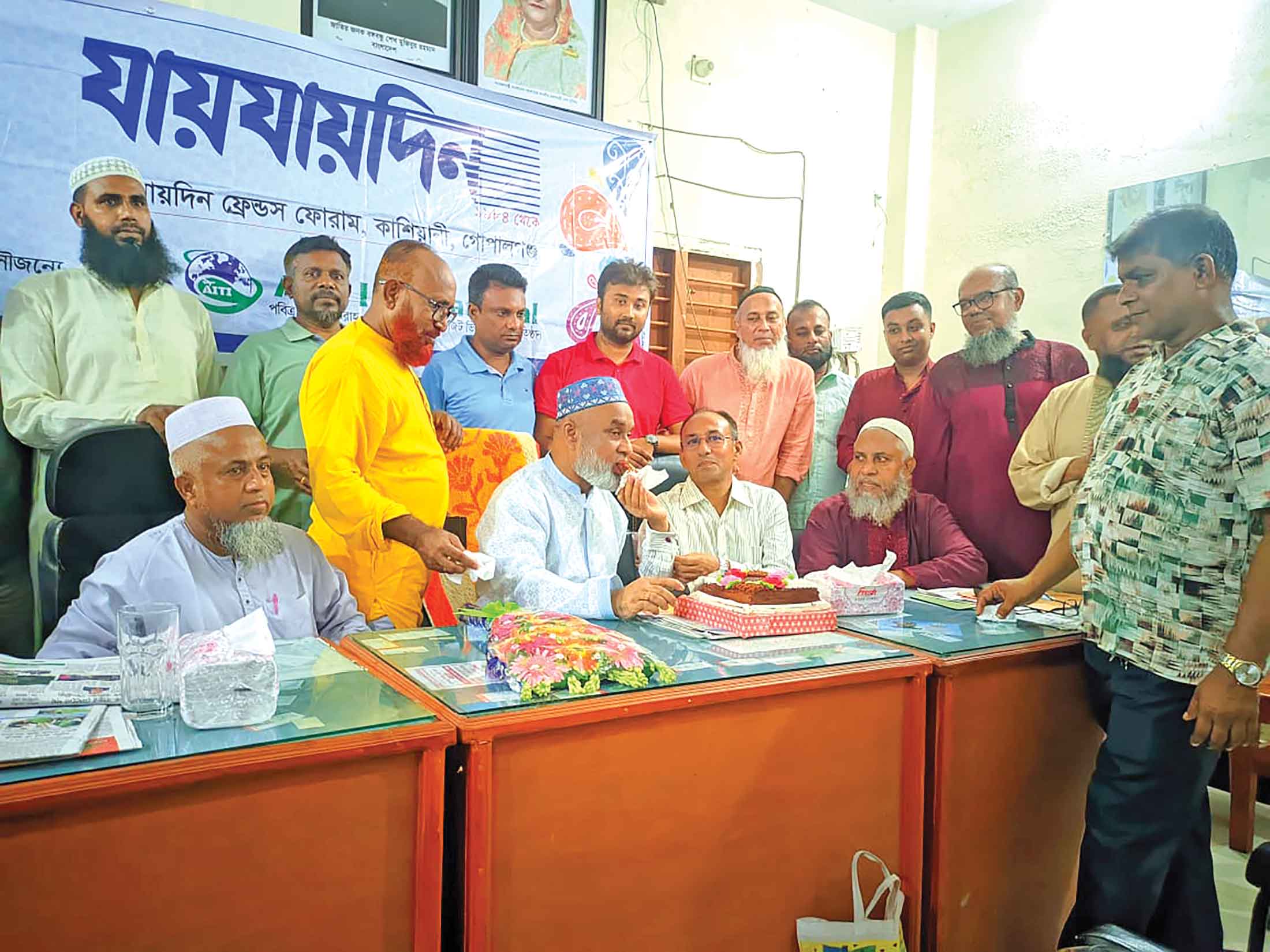 কাশিয়ানীতে কেক কেটে প্রতিষ্ঠাবার্ষিকী পালন