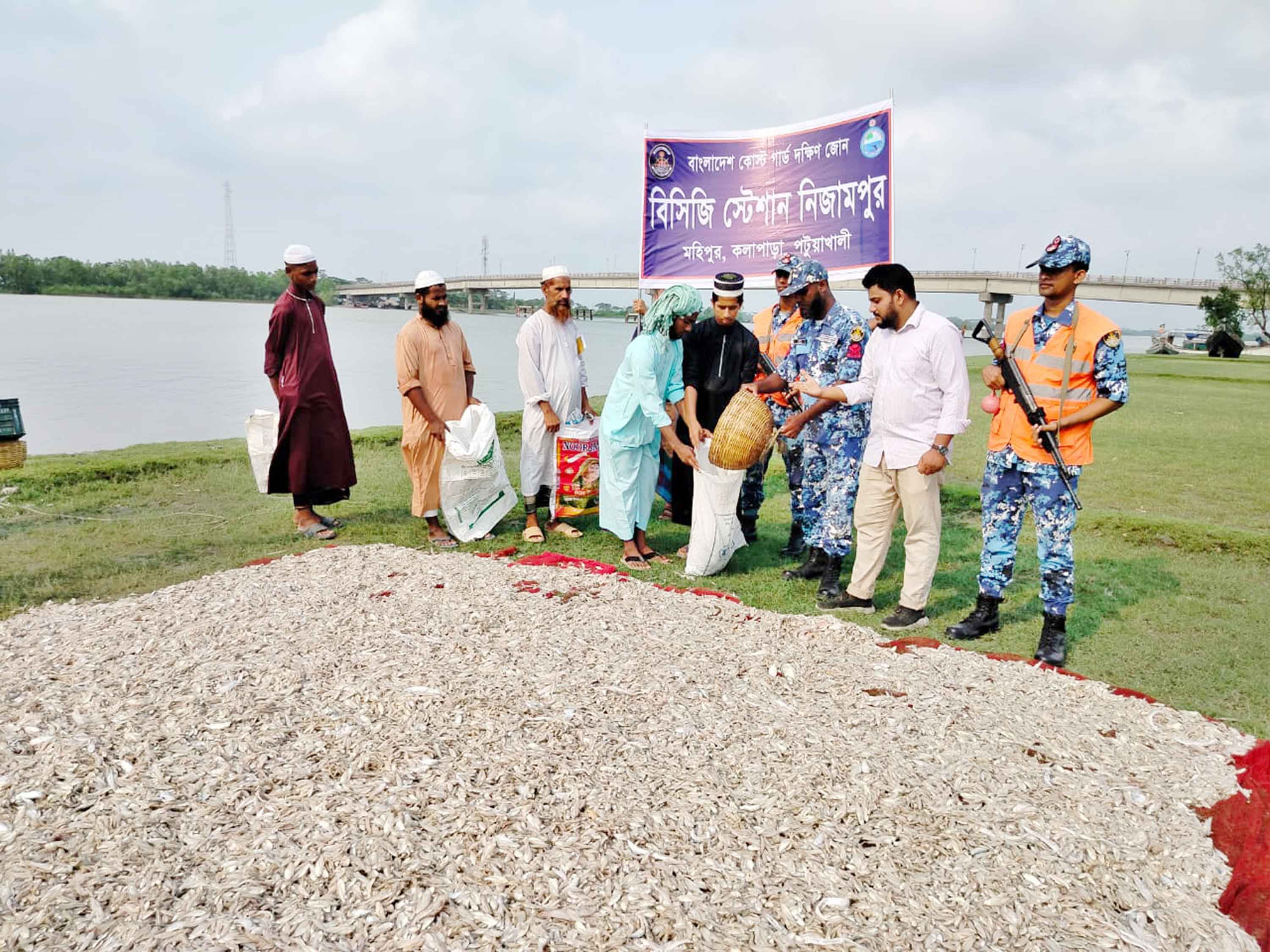 নিষেধাজ্ঞা অমান্য করে সমুদ্রে মাছ শিকার