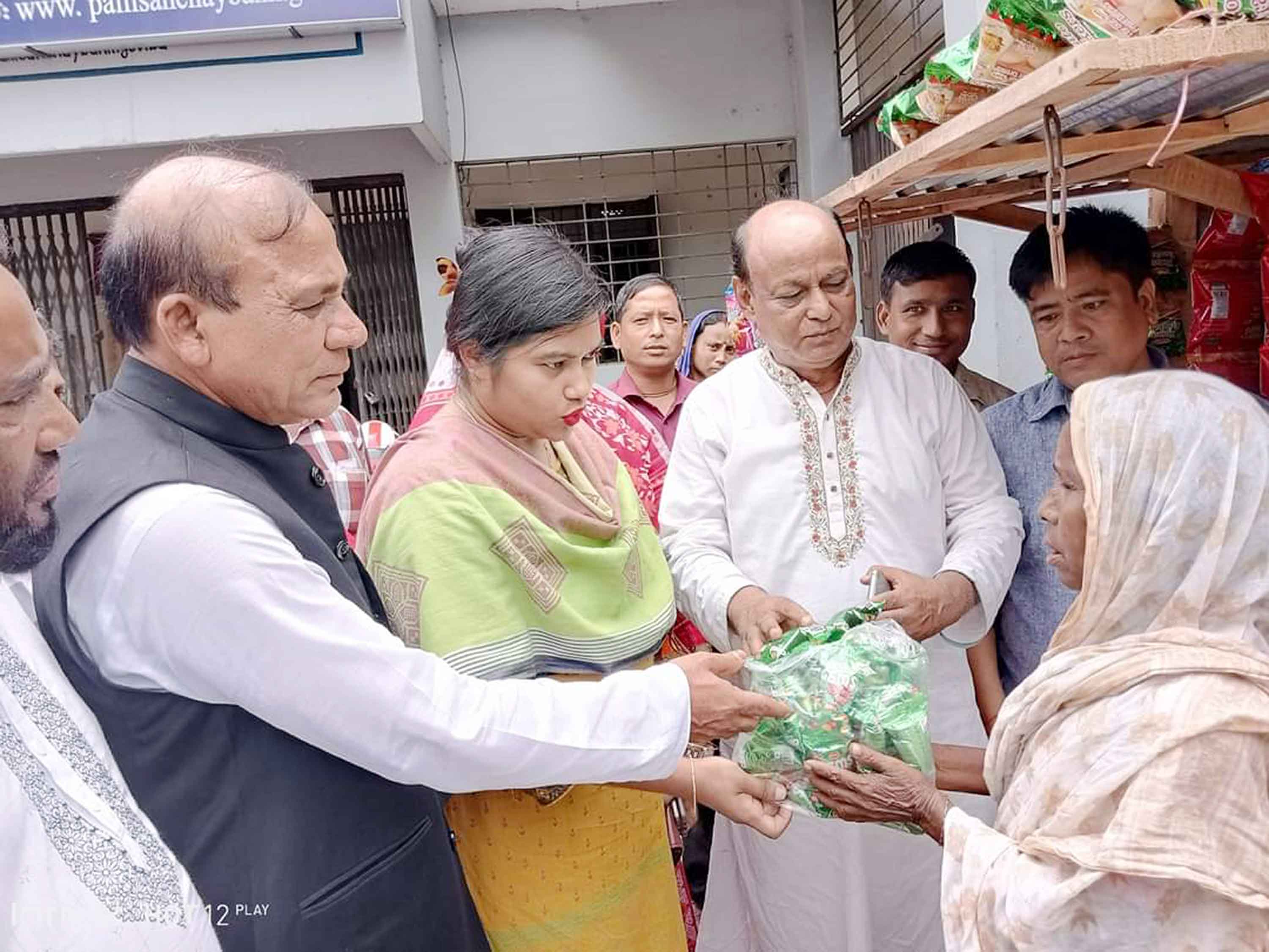 পার্বতীপুরে দুই ভিক্ষুককে দোকান উপহার