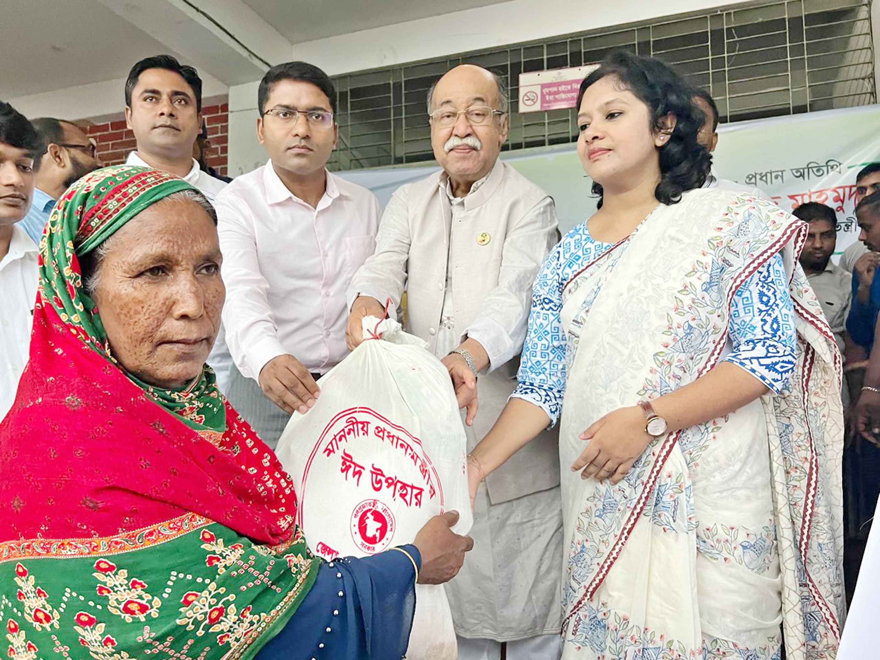 রাজারহাটে খাওয়ার অনুপযোগী ভিজিএফের চাল বিতরণ