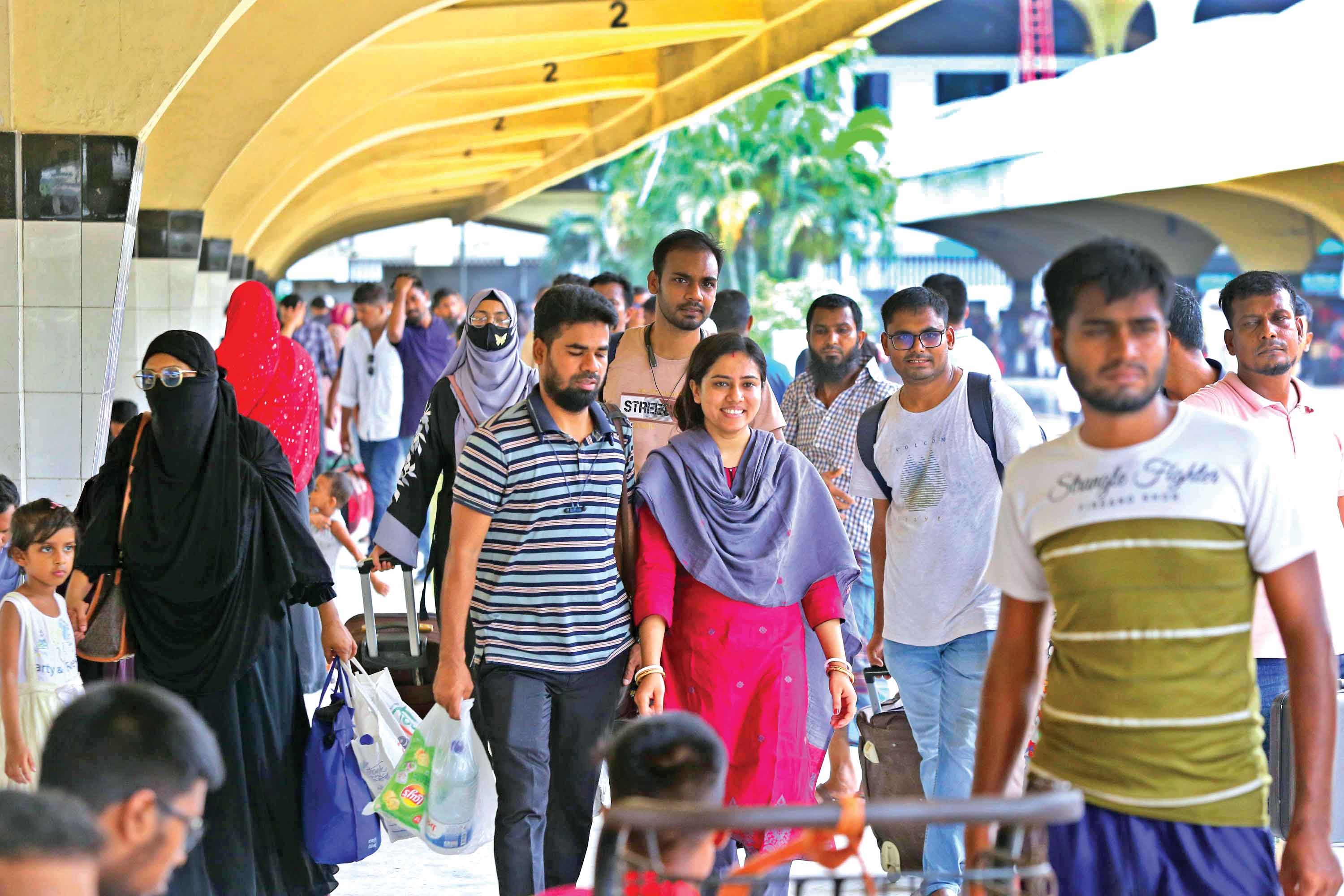 বাড়ির পানে ছুটছে মানুষ