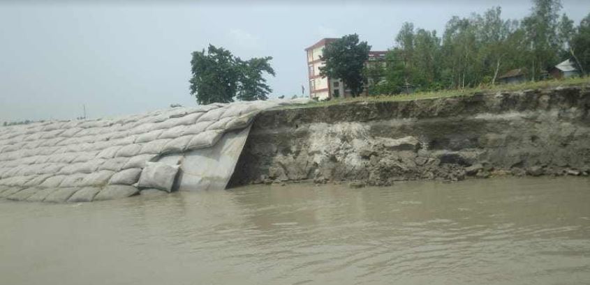 যমুনায় বিলীন শতাধিক বাড়ি, হুমকিতে স্কুল, মাদ্রাসা ভবন,জিওব্যাগ কোন কাজেই আসছে না