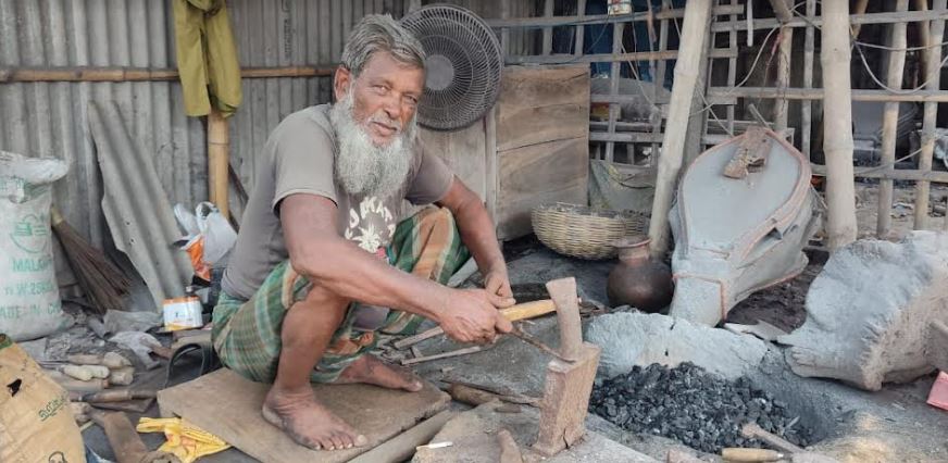 টুং টাং শব্দে মুখরিত পাইকগাছার কামার পাড়া
