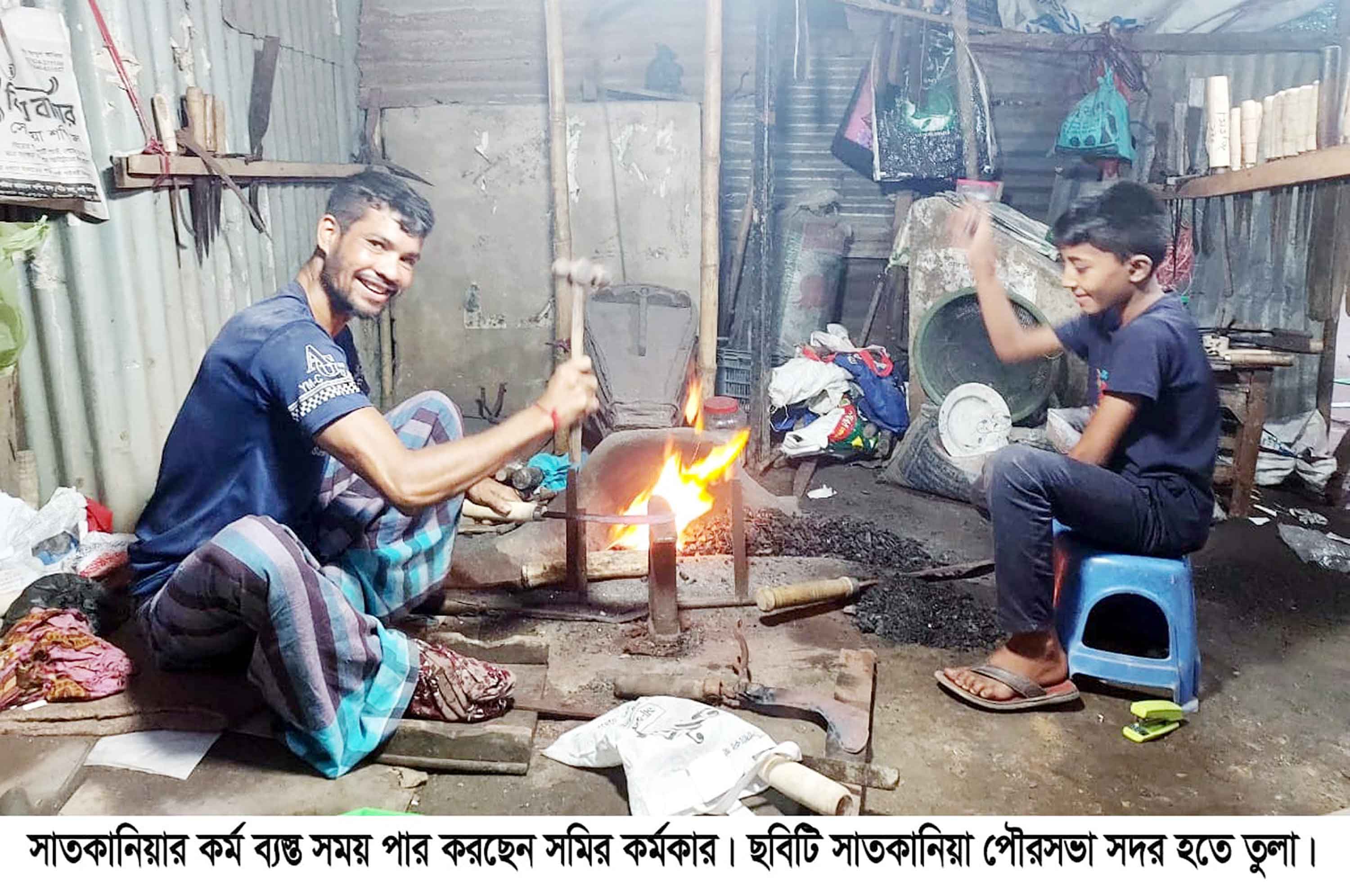 ঈদে ব্যস্ততা বাড়লেও ক্রেতা সংকটে কামারশিল্পীরা