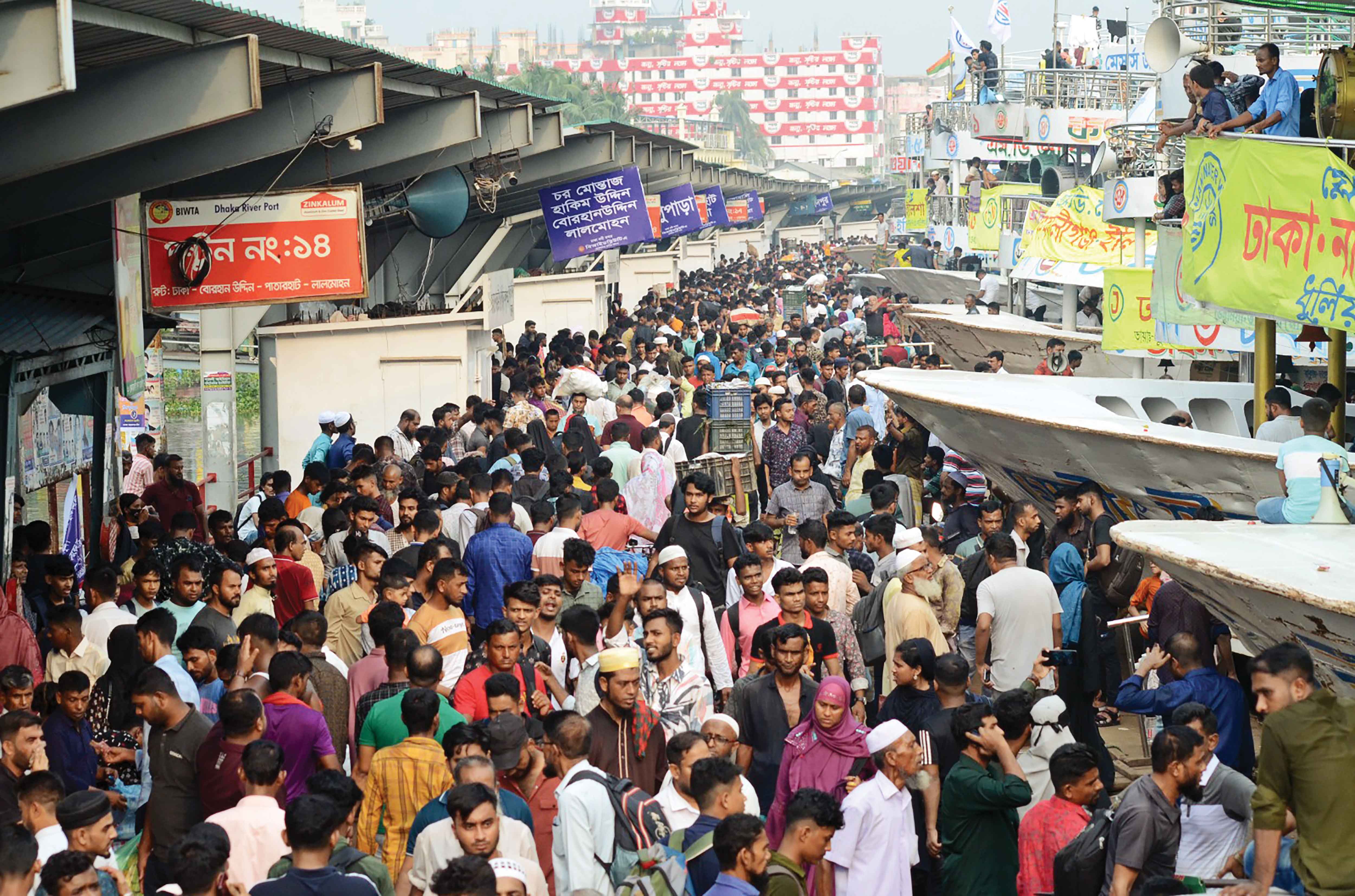 বাস ট্রেন ও লঞ্চে উপচেপড়া ভিড়