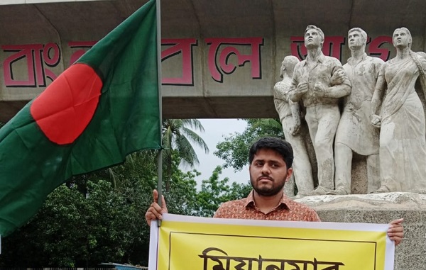 রাজু ভাস্কর্যে  মিনহাজ ত্বকীর একক প্রতিবাদ