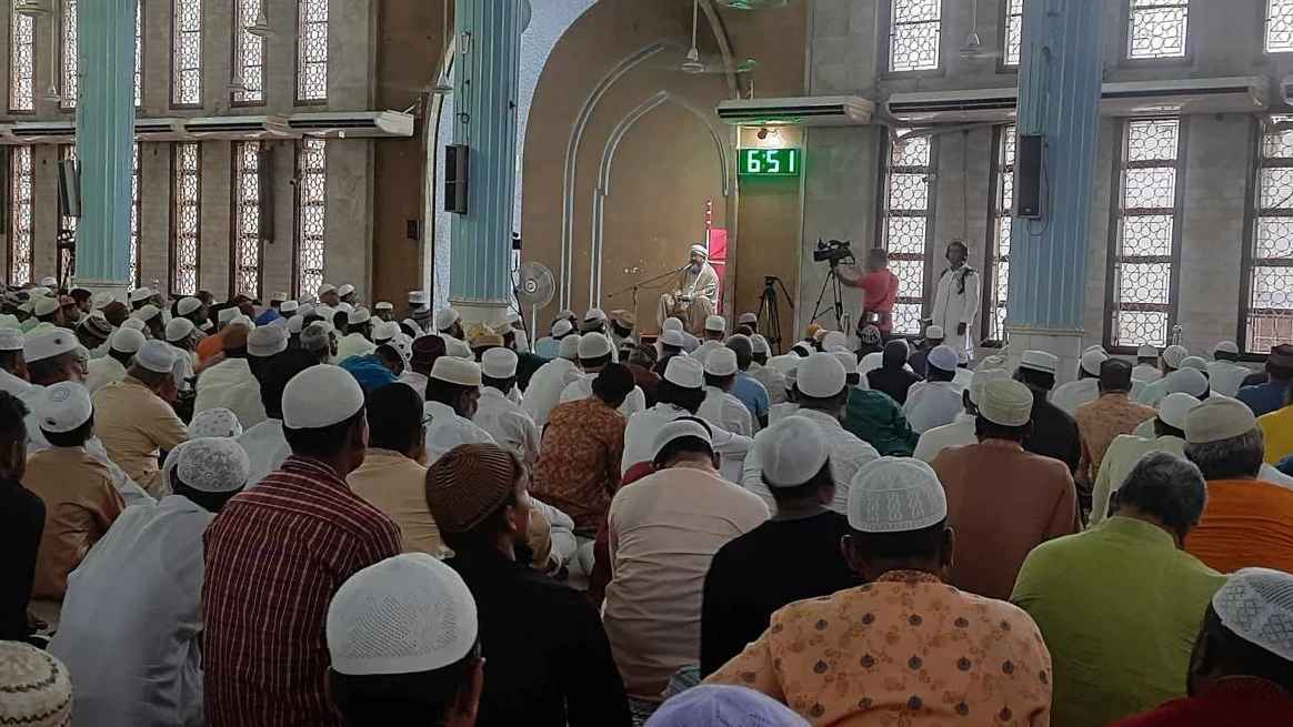ঈদের জামাতে মুসল্লিদের ঢল, ফিলিস্তিনিদের জন্য বিশেষ দোয়া