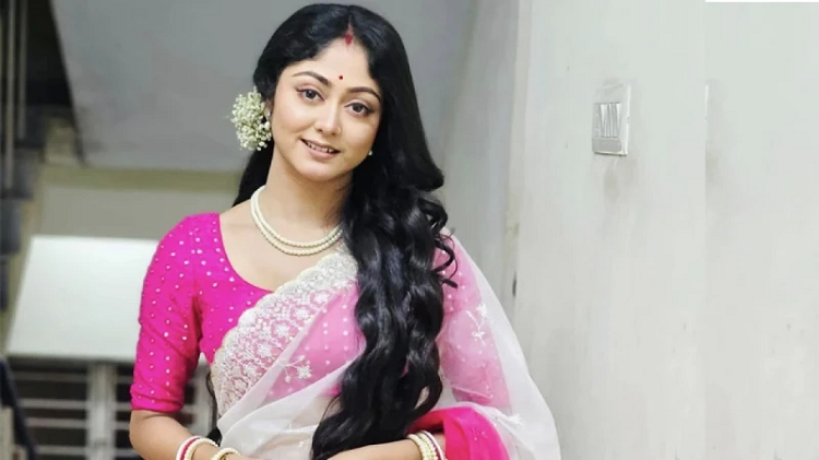 মন ভাঙার যন্ত্রণায় কাঁদছেন ভারতীয় অভিনেত্রী