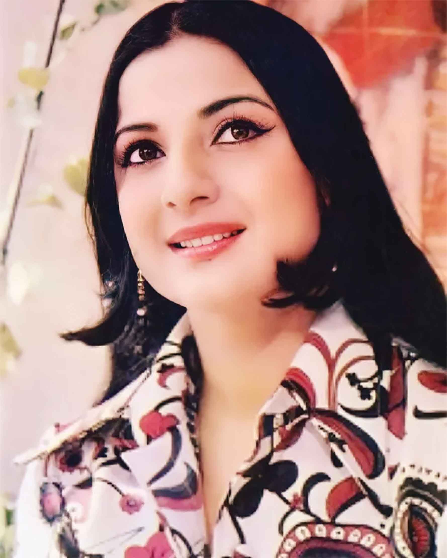 অমলিন হাসির নায়িকা তনুজা মুখার্জি