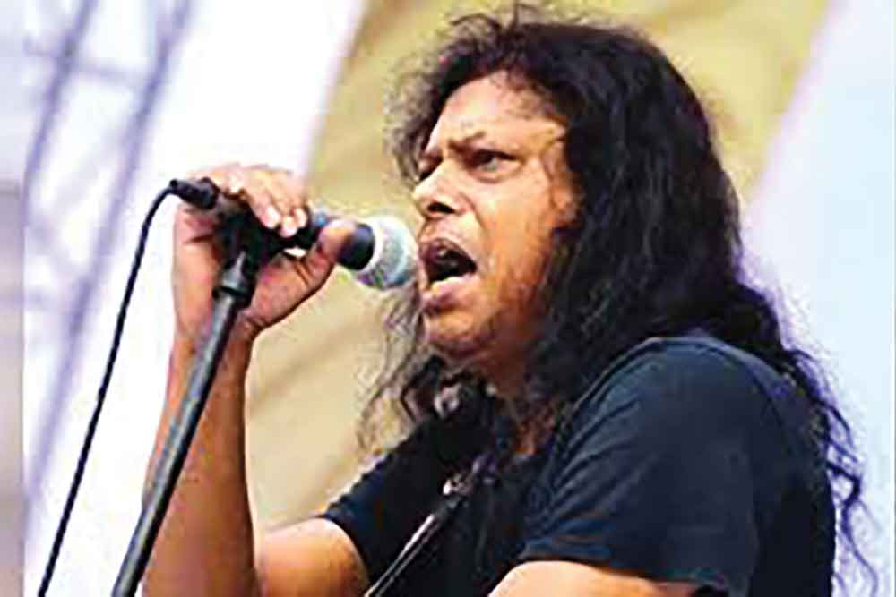 কানাডায় গেলেন জেমস