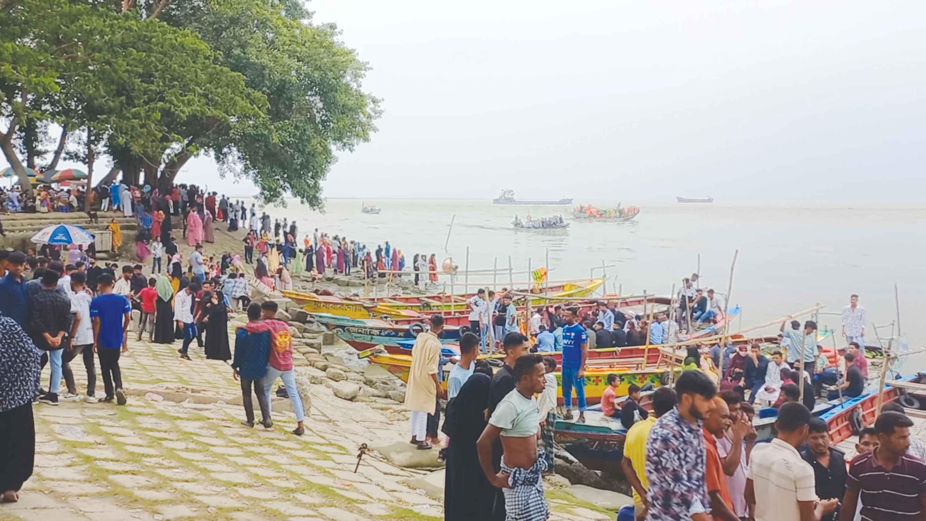 চাঁদপুরে তিন নদীর মোহনায় দর্শনার্থীদের ভিড়