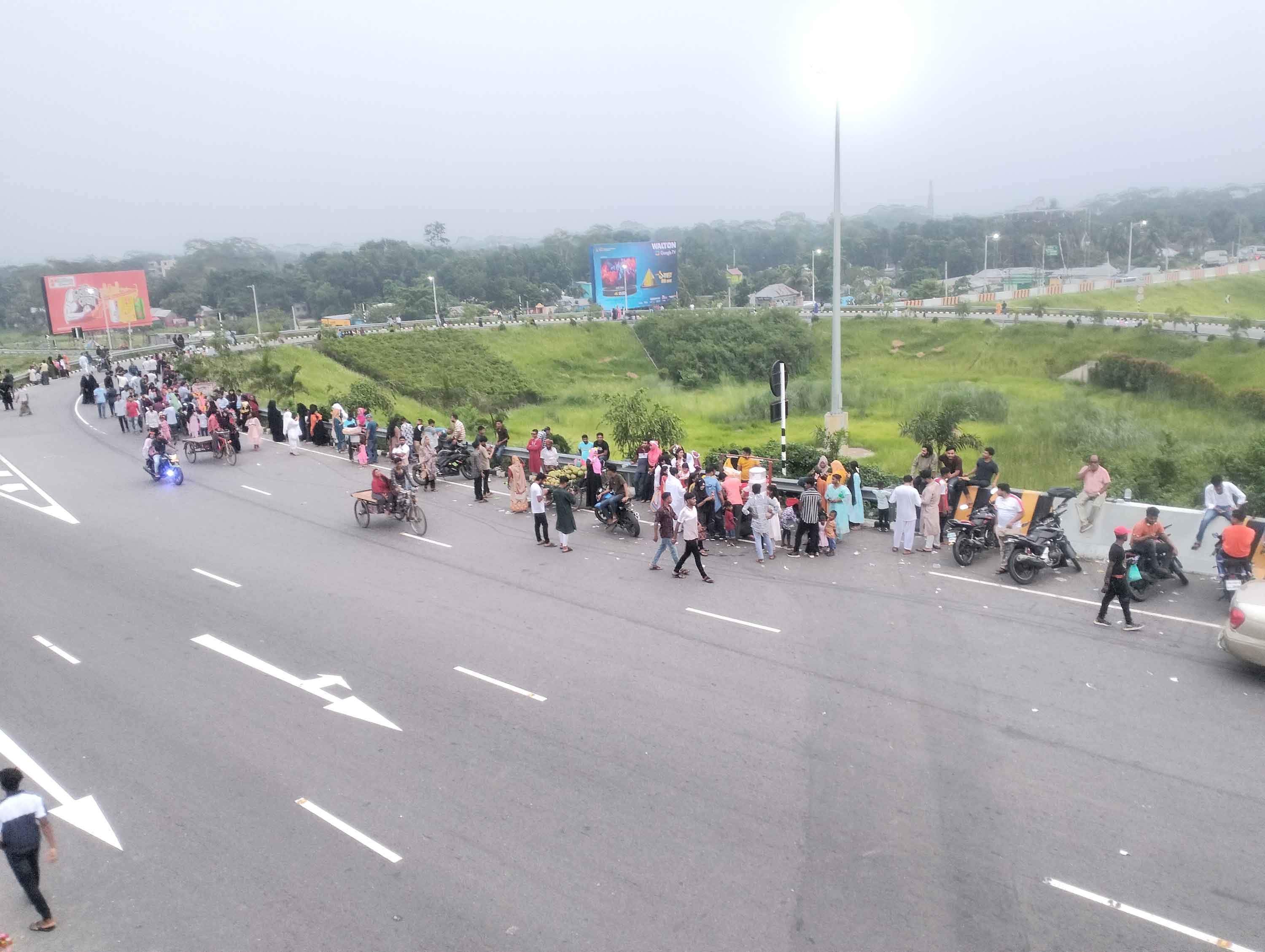 ভাঙ্গা গোল চত্বরে ভ্রমণ পিপাসুদের ভিড়