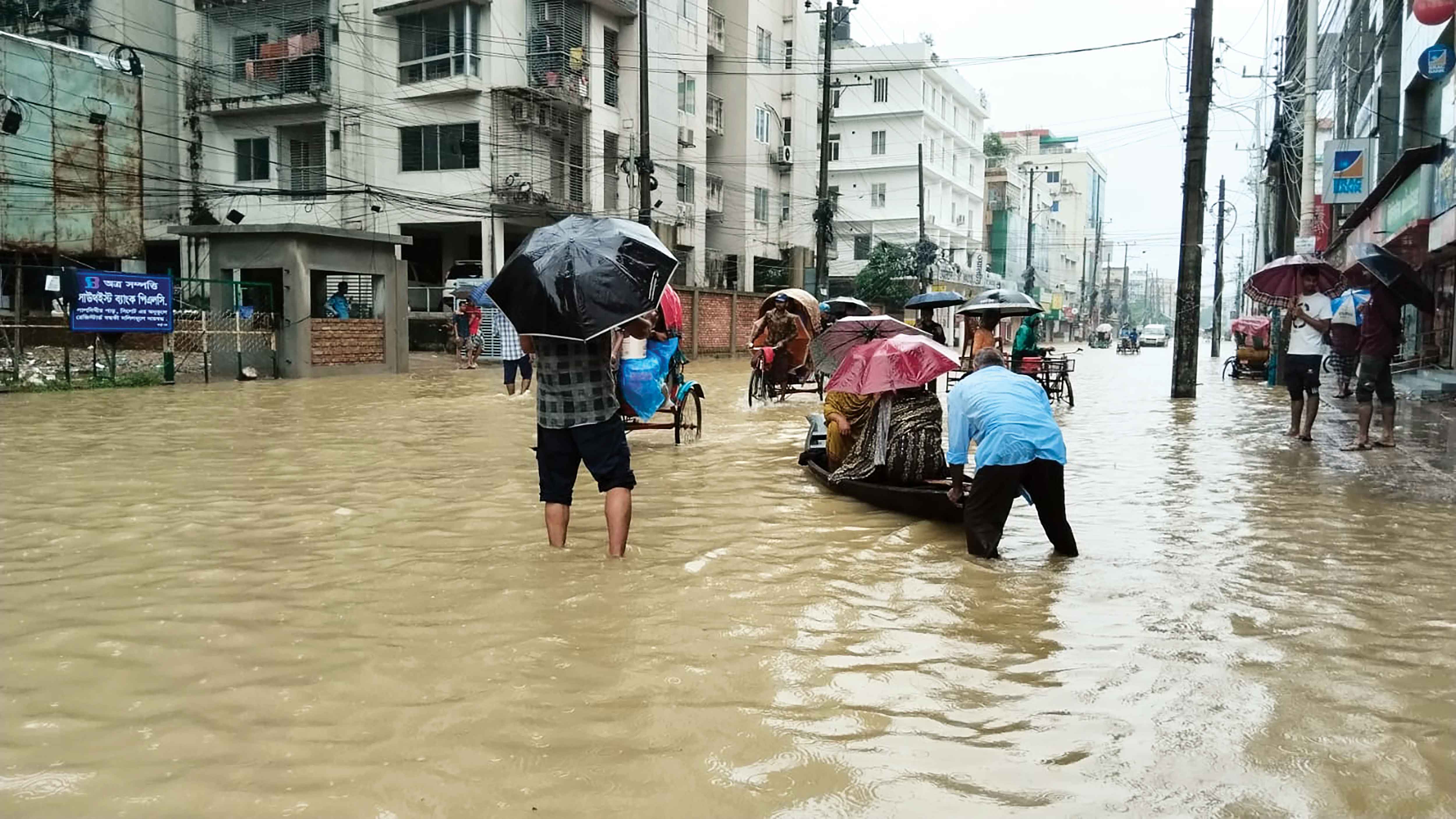 সিলেট শহরে হাঁটু থেকে কোমর সমান পানি