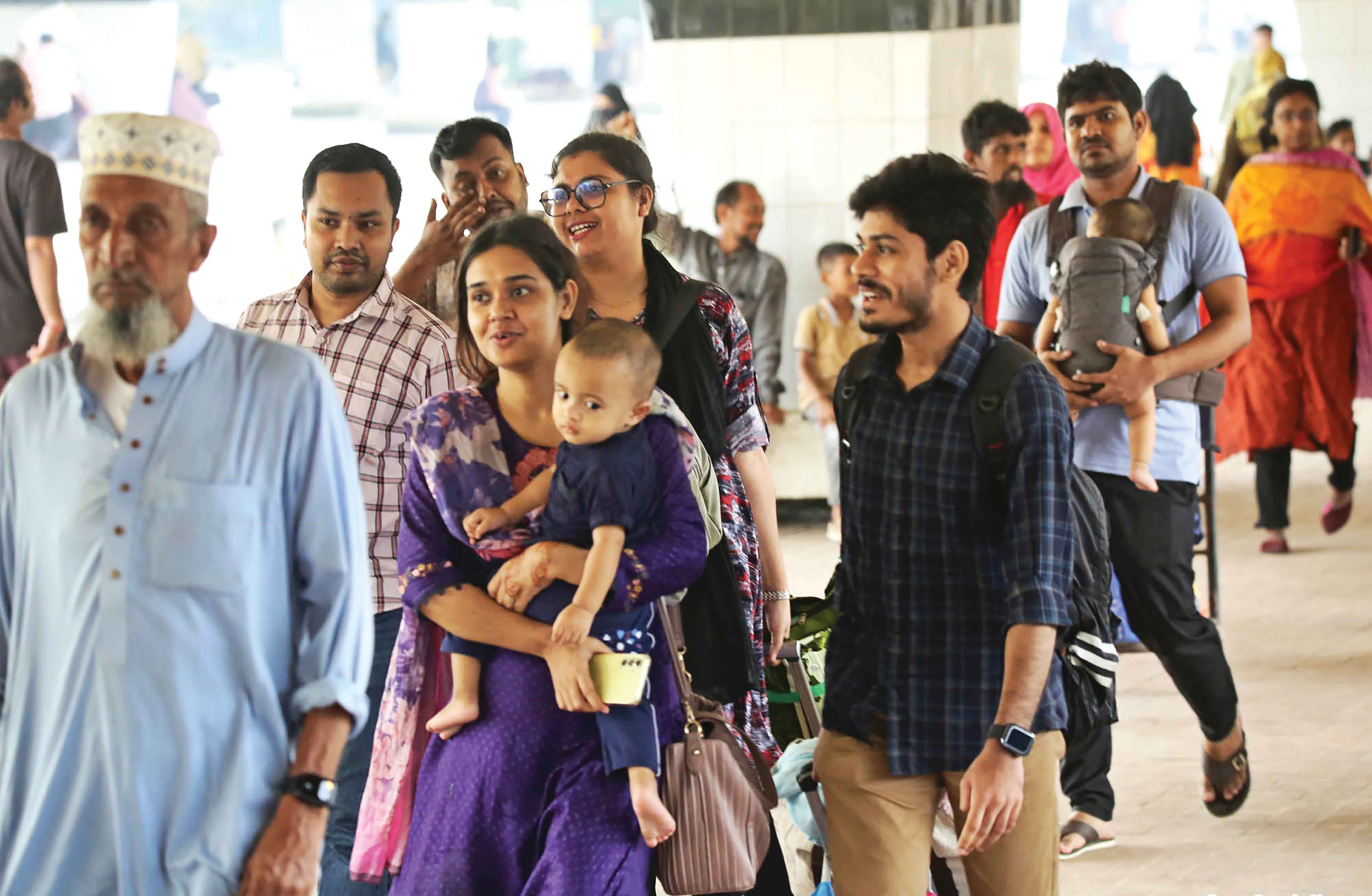 রাজধানীতে ফিরছেন কর্মজীবীরা যানবাহন-সড়কে নেই চাপ