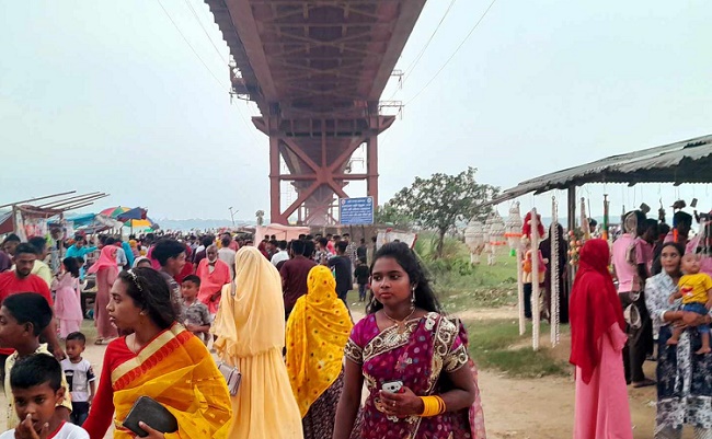 ঈদের ছুটিতে হার্ডিঞ্জ ব্রীজ এলাকায় দর্শনার্থীদের  ভিড়