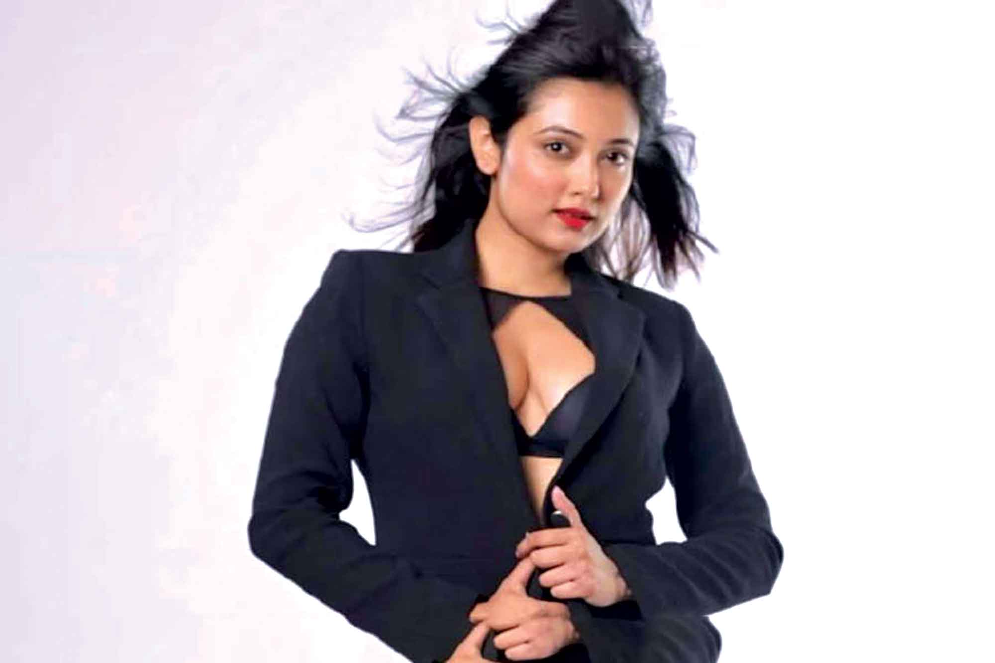 বসে থাকলে অভিনয়ে মরচে পড়ে যায় রোশনি