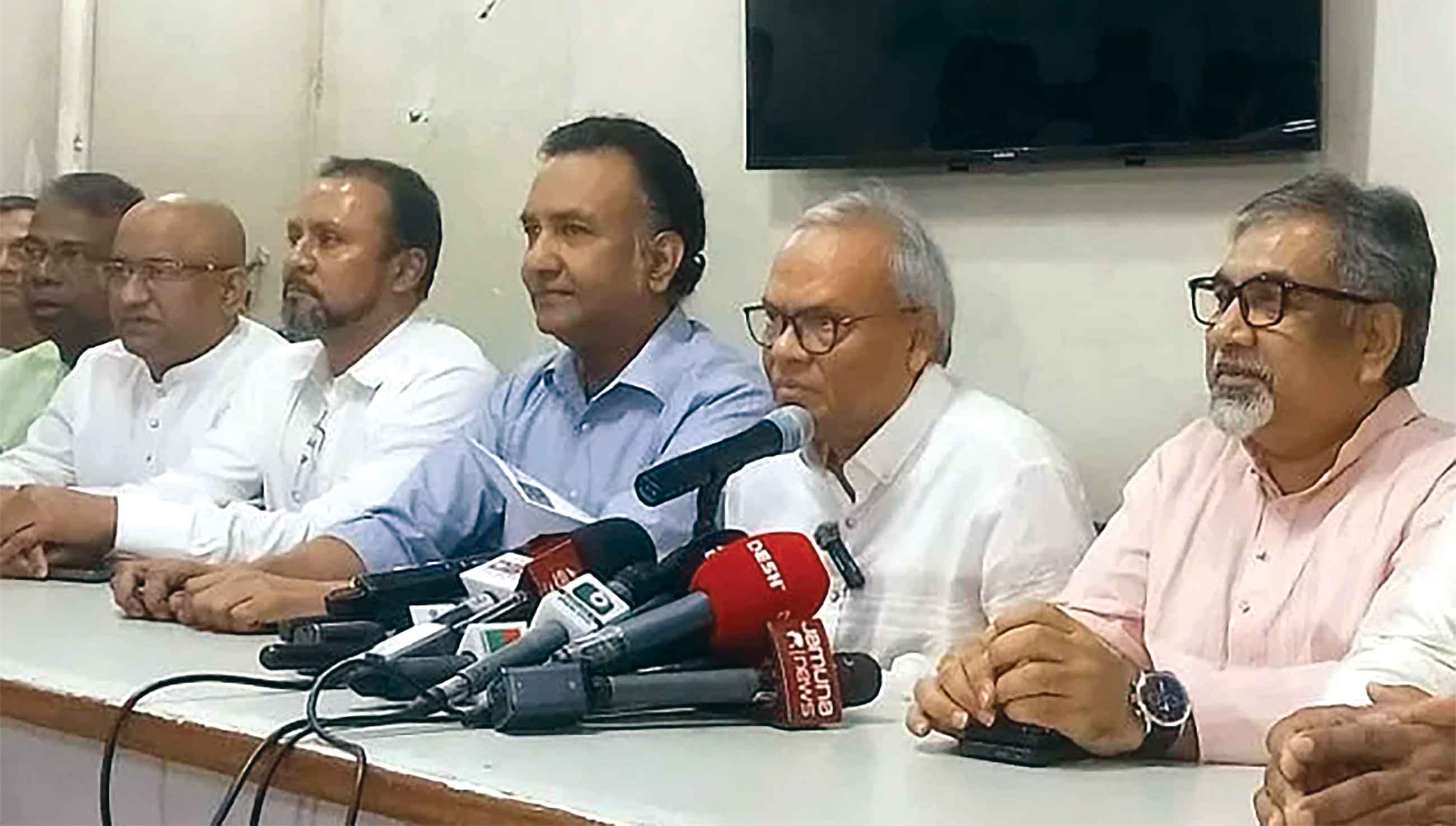 সরকারের ভুল নীতির খেসারত দিচ্ছে জনগণ :রিজভী