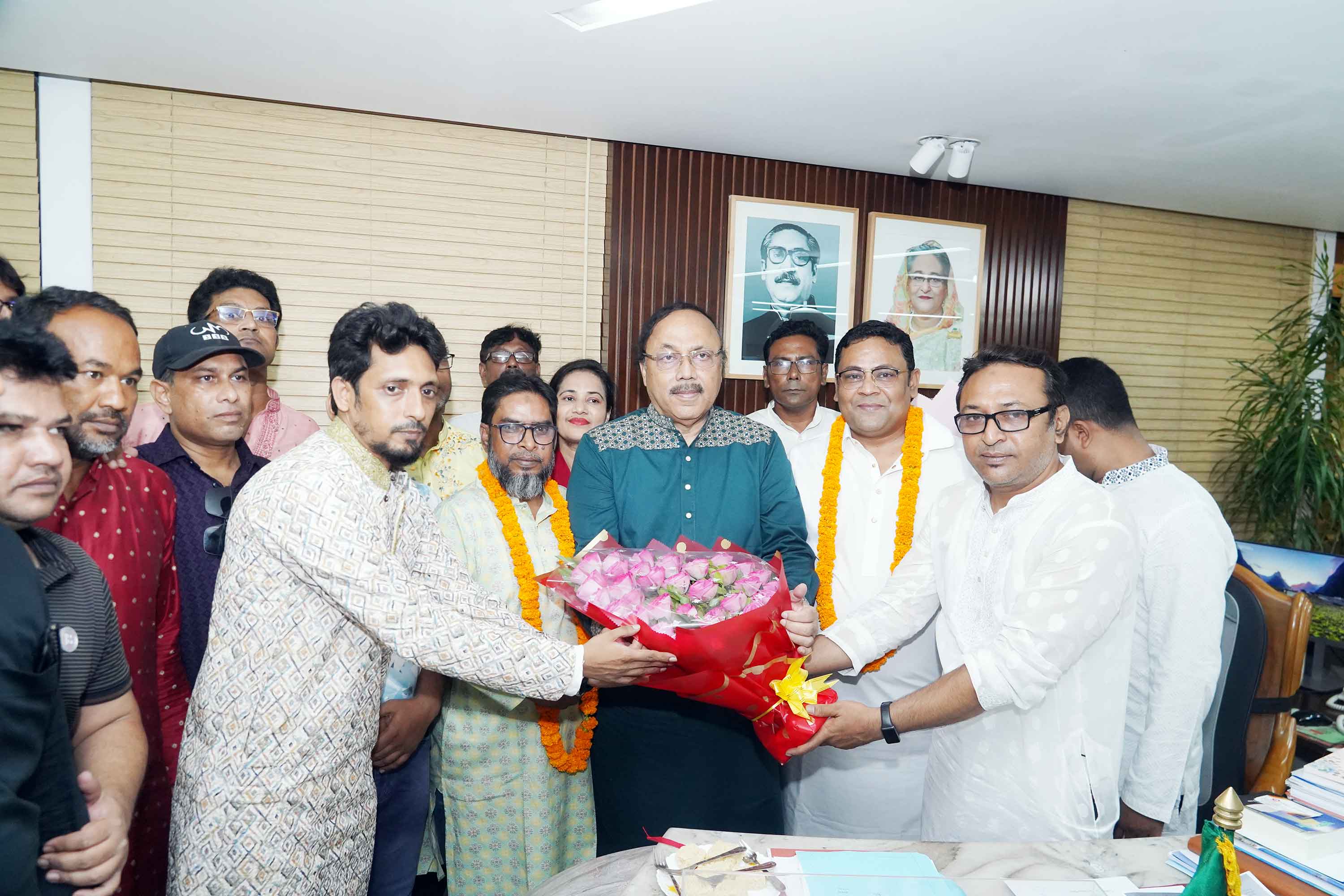 রাসিক মেয়রের সঙ্গে যুবলীগ নেতাকর্মীর সৌজন্য সাক্ষাৎ