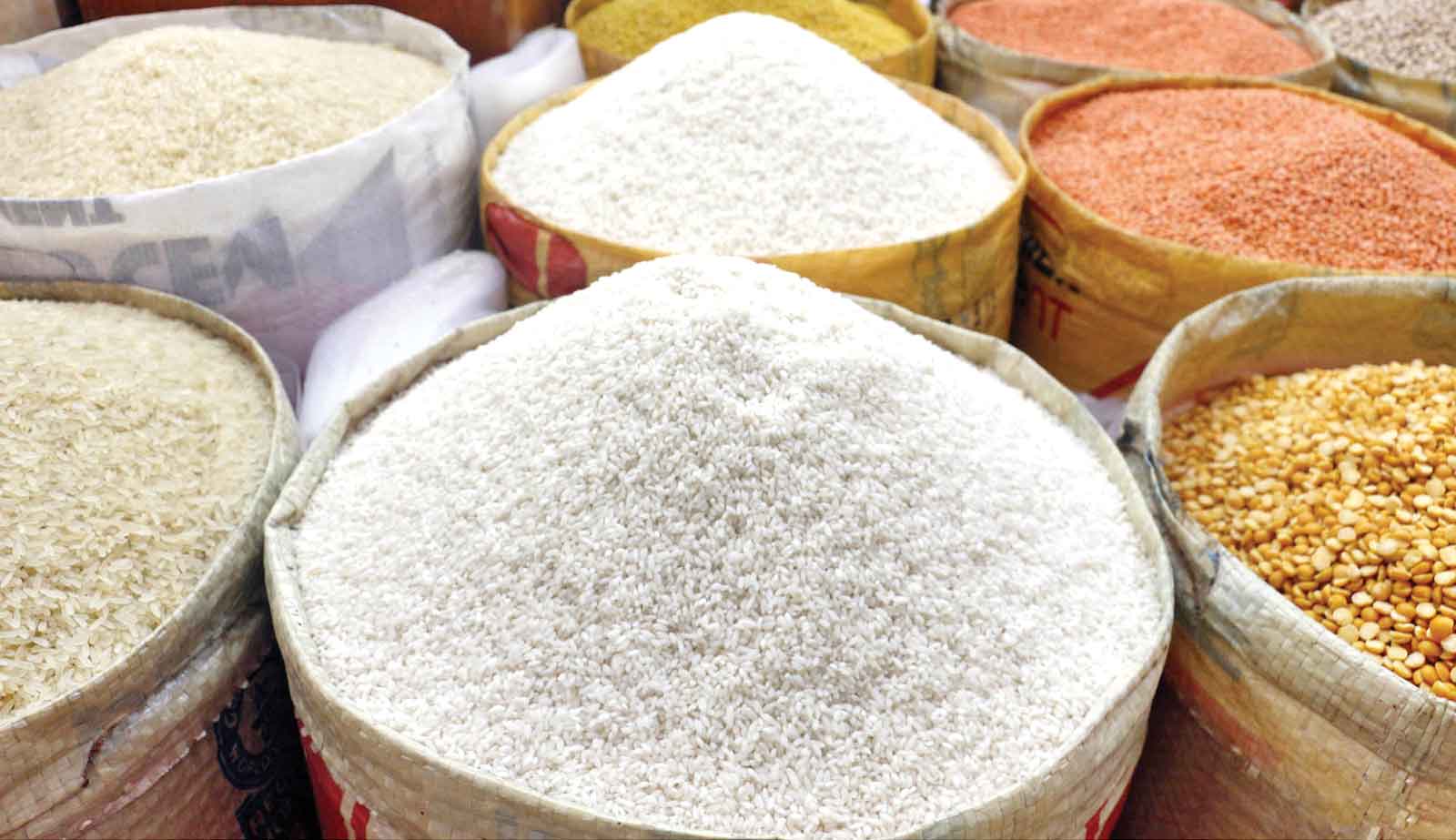 ক্রেতা কম, তবুও চড়া নিত্যপণ্যের বাজার