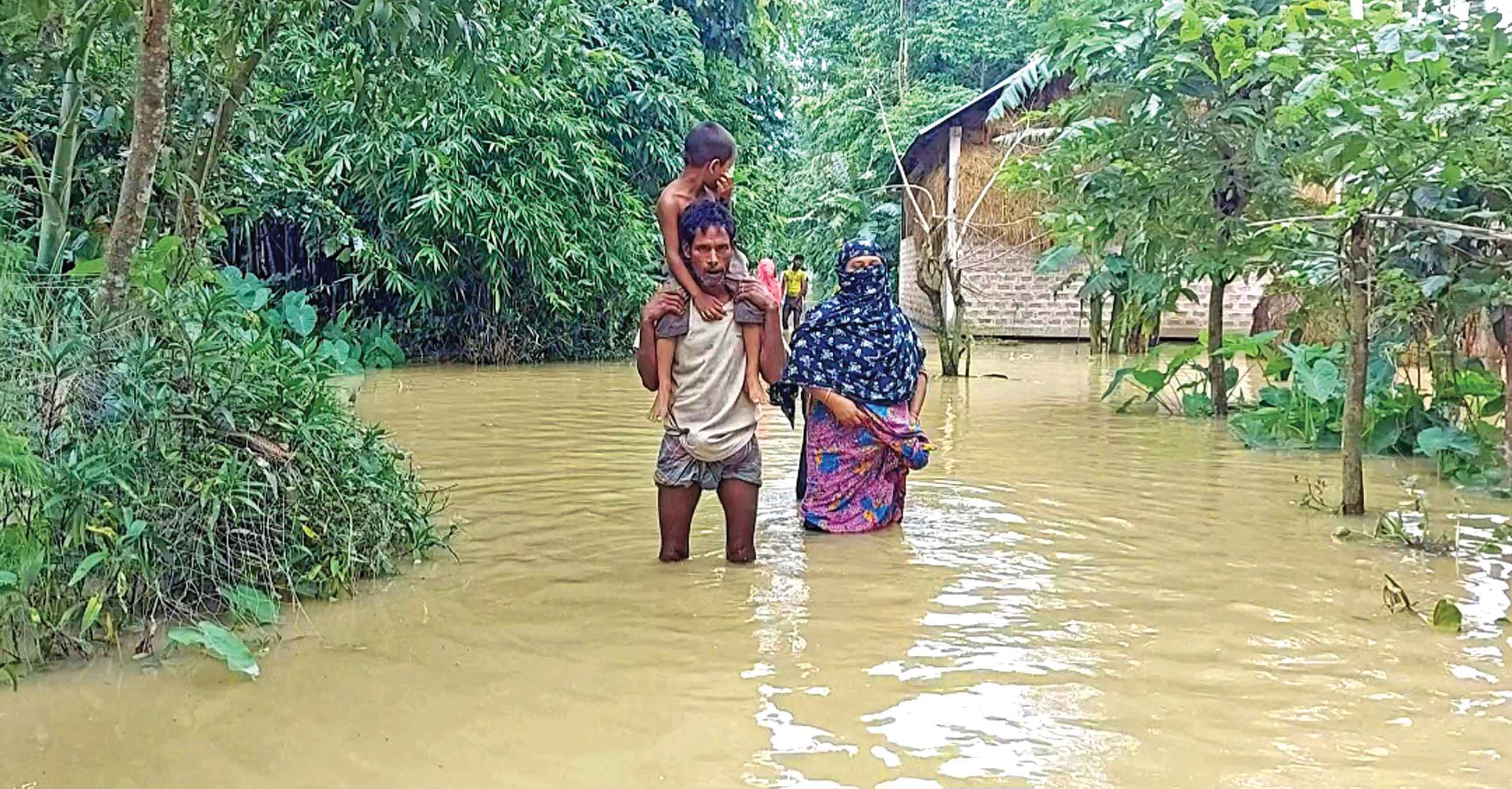 কমেছে পানি, কাটেনি দুর্ভোগ