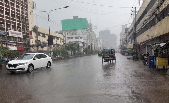 ঝুম বৃষ্টিতে ভিজল রাজধানী