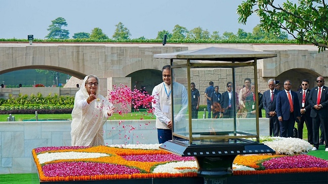 মহাত্মা গান্ধীর সমাধিতে প্রধানমন্ত্রী শেখ হাসিনার শ্রদ্ধা