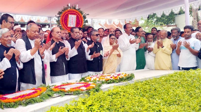 আওয়ামী লীগের প্রতিষ্ঠাবার্ষিকীতে টুঙ্গিপাড়ায় জাতির পিতার সমাধিতে শ্রদ্ধা নিবেদন