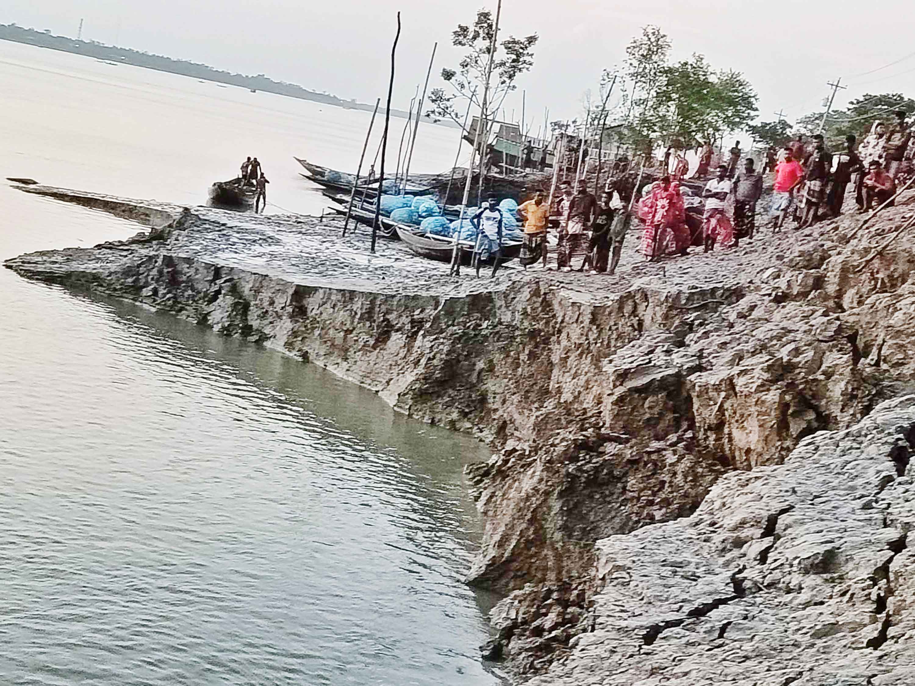 শ্যামনগরে বেড়িবাঁধে ভয়াবহ ভাঙন