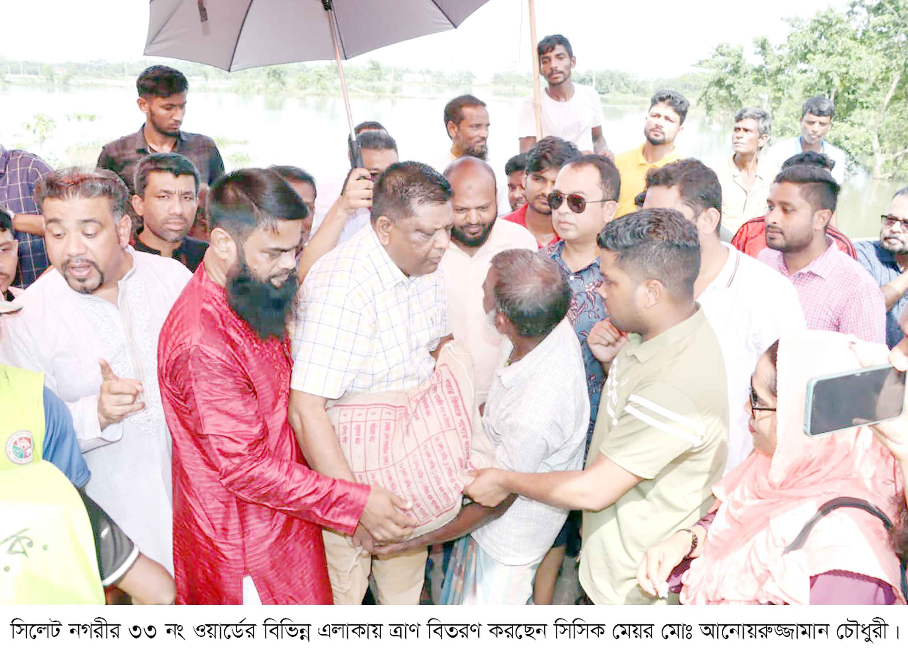 সিলেটের নিম্নাঞ্চলে সিসিক মেয়রের ত্রাণ বিতরণ