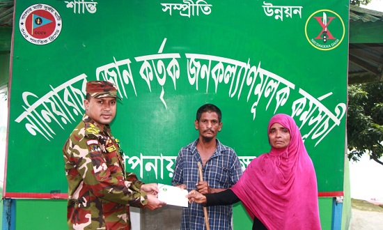 অসহায় শিক্ষার্থীর পাশে সেনাজোন অধিনায়ক লে. কর্ণেল তামজিদুর রহমান চৌধুরী