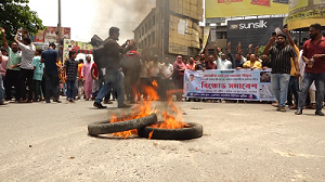 সাংবাদিক রিজুর ওপর হামলার প্রতিবাদে মহাসড়ক অবরোধ