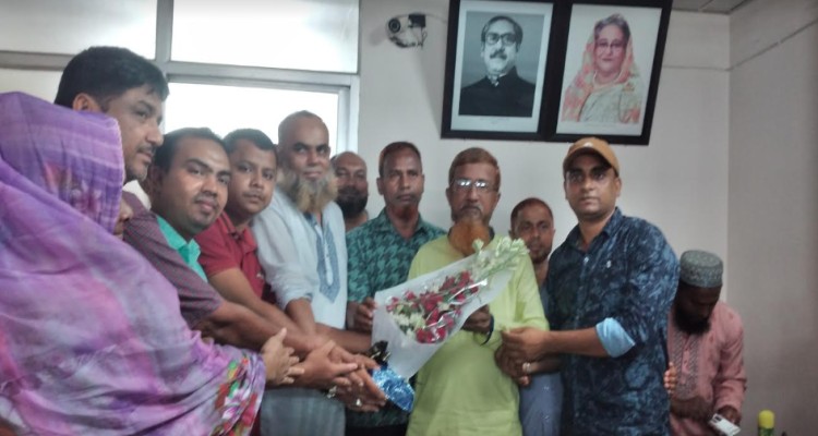 ঘোড়াঘাটে নবনির্বাচিত জনপ্রতিনিধিদেরকে ফুলেল শুভেচ্ছা 