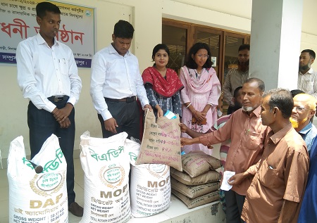 ফুলবাড়ীতে ক্ষুদ্র ও প্রান্তিক চাষিদের মাঝে বিনামূল্যে বীজ ও সার বিতরণ