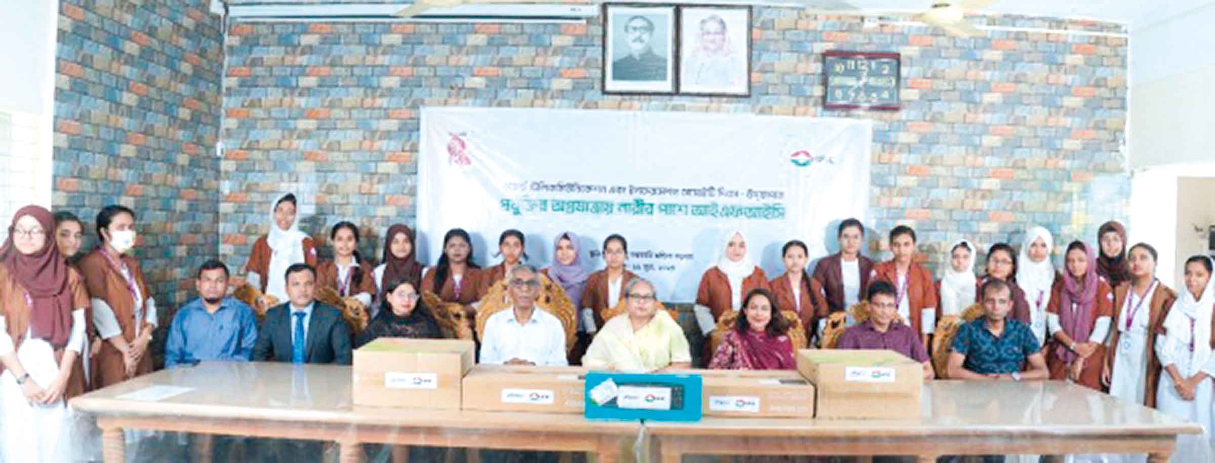 বরিশাল সরকারি মহিলা কলেজকে আইএফআইসি ব্যাংকের কম্পিউটার প্রদান