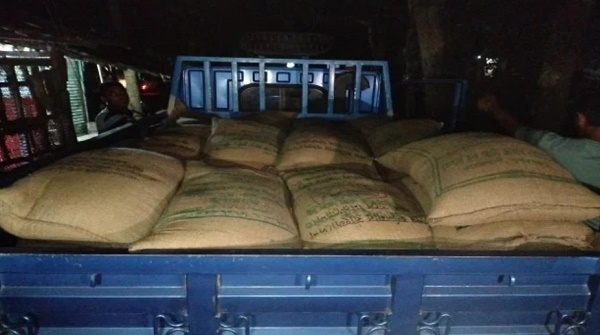 চাঁদপুরে বসতবাড়িতে মিলল ৮৩ বস্তা সরকারি চাল