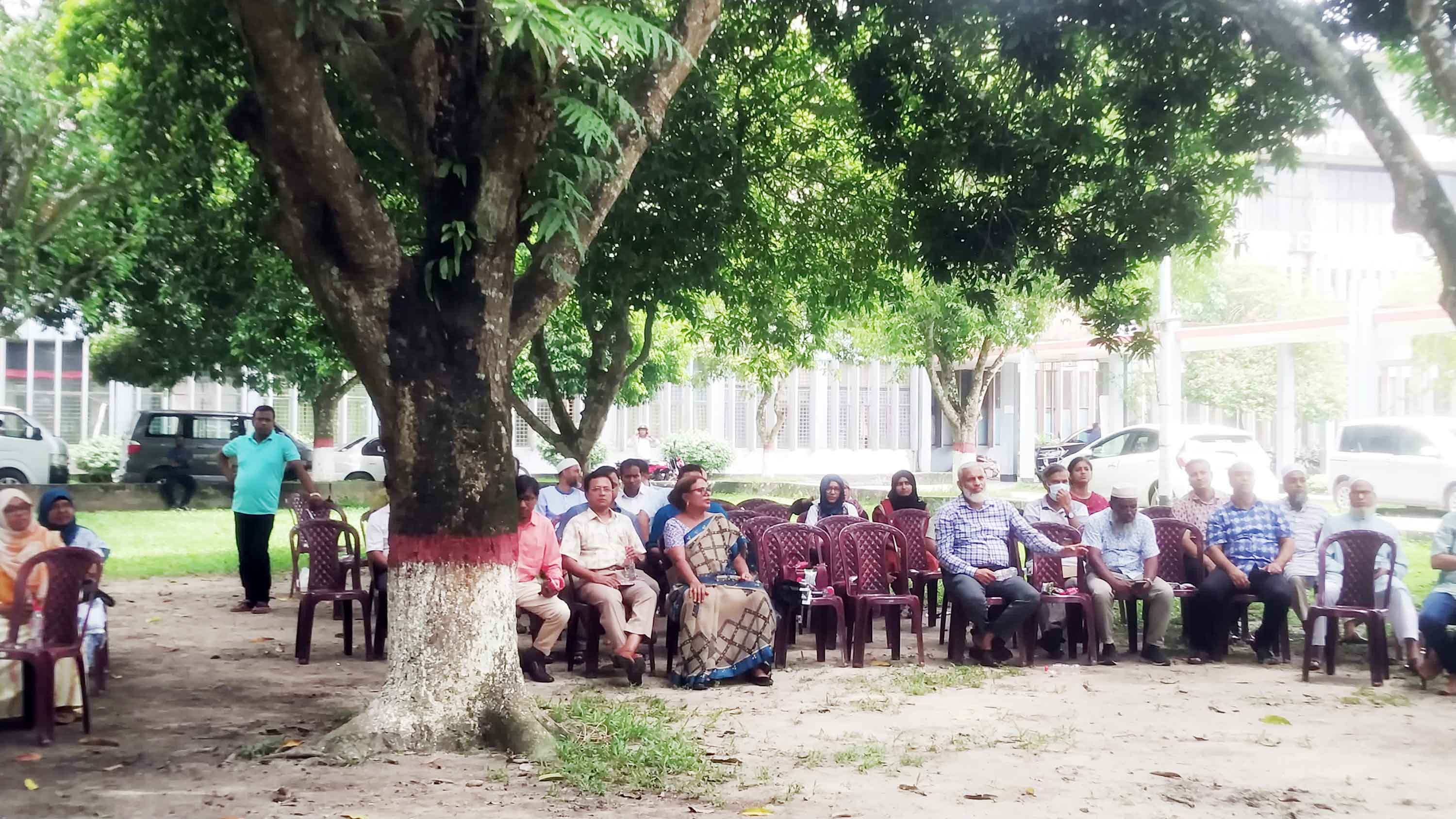 বাকৃবিতে শিক্ষকদের অর্ধদিবস কর্মবিরতি পালন