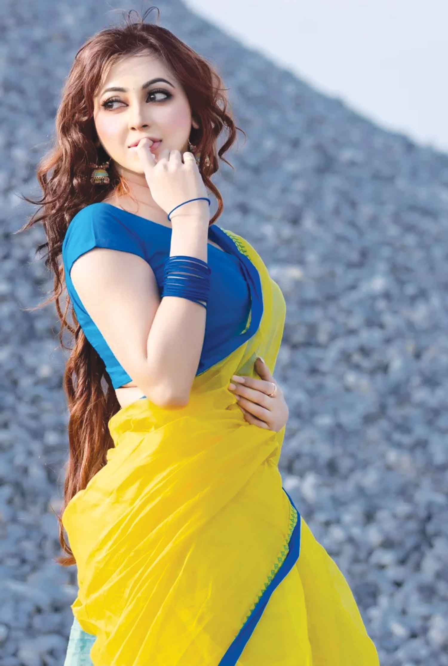 সৌরভ ছড়াচ্ছেন জাহারা মিতু