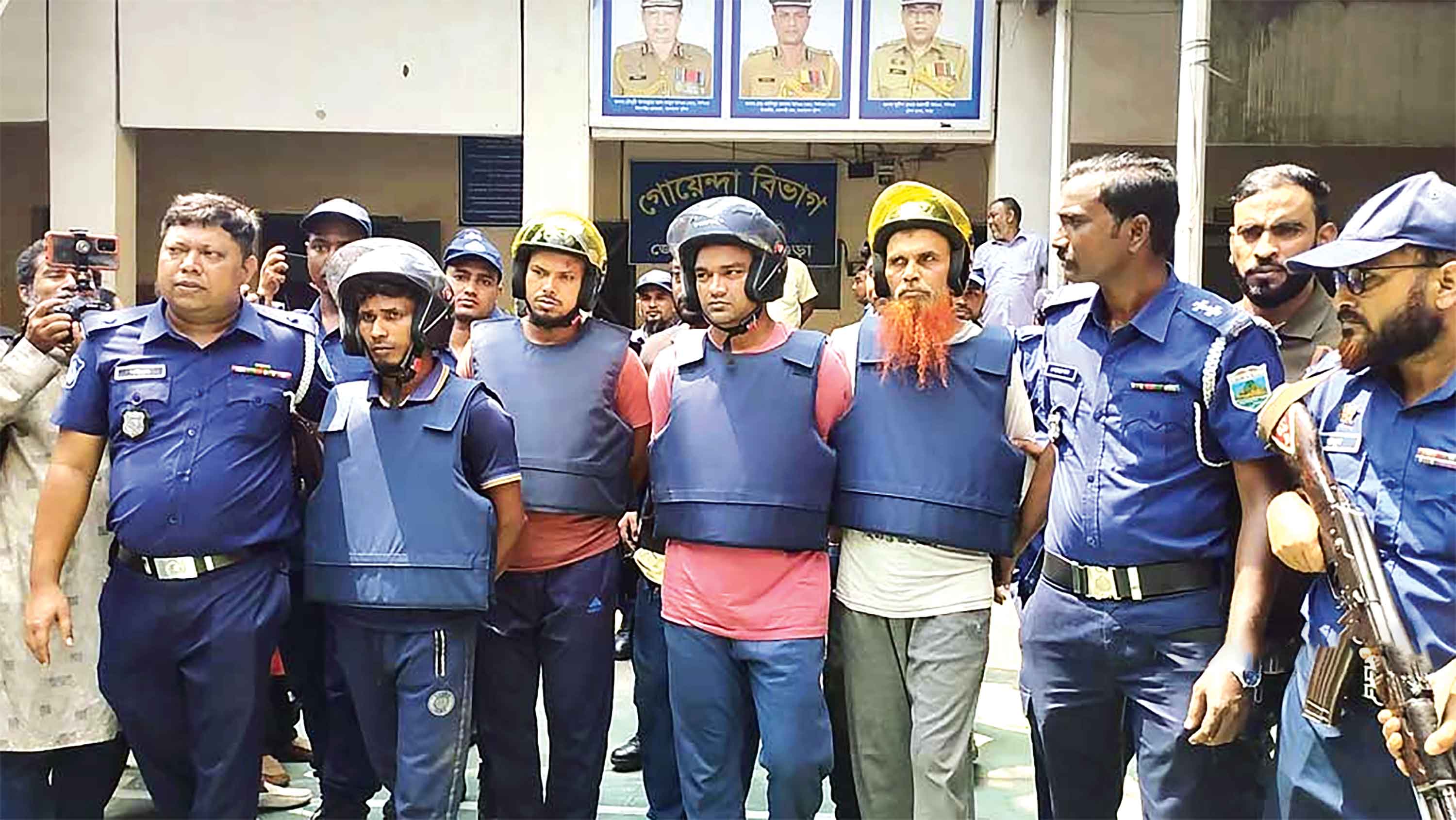 ছাদ ফুটো করে ফাঁসির চার আসামি চম্পট, পরে ধরা
