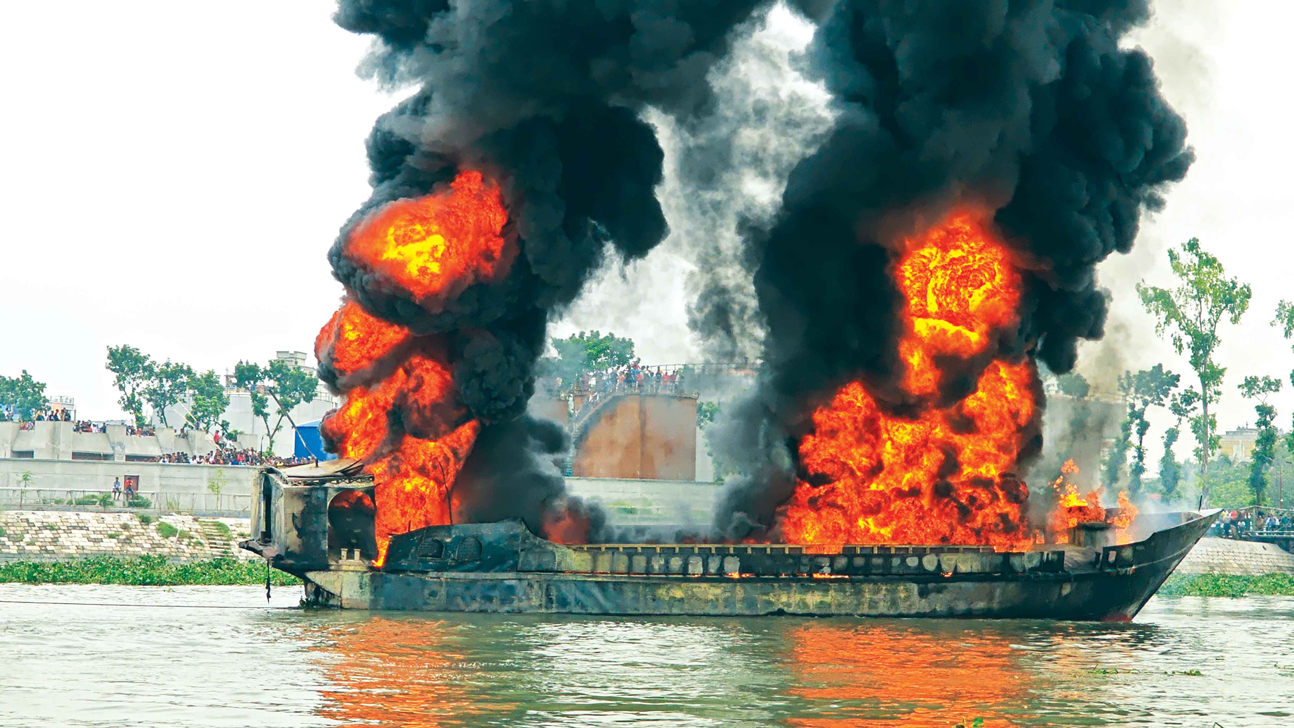 বুড়িগঙ্গায় তেলবাহী ট্রলারে আগুন শ্রমিক নিহত