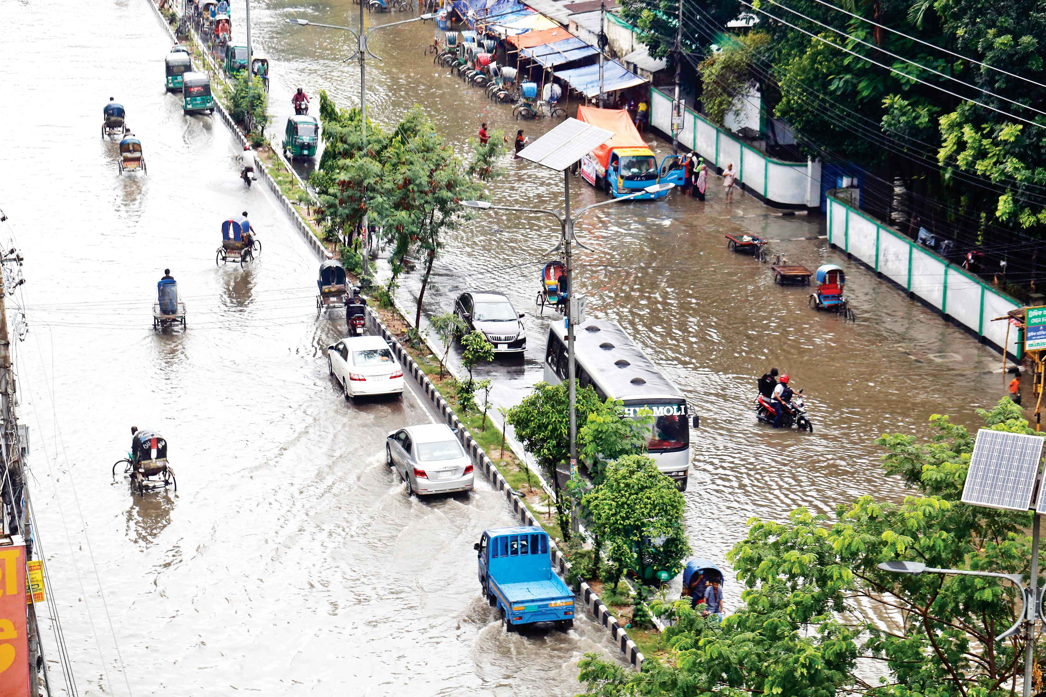 টানা বৃষ্টিতে রাজধানীতে জলাবদ্ধতার দুর্ভোগ
