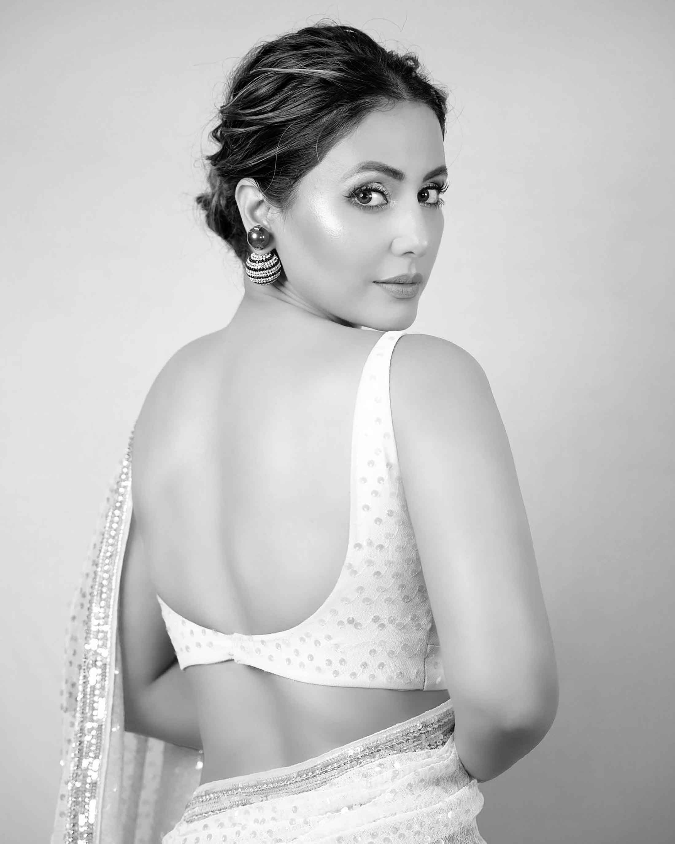 ক্যানসারে আক্রান্ত অভিনেত্রী হিনা খান
