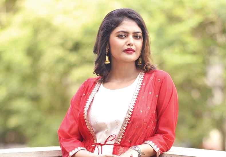 কটাক্ষের মুখে সায়নী
