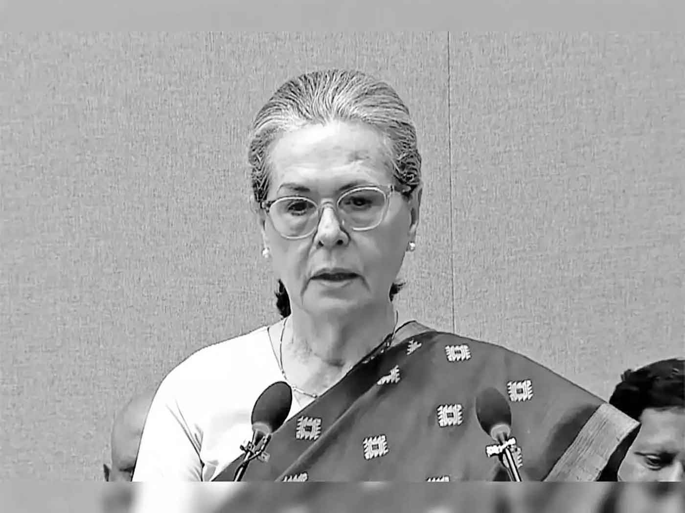 মোদির বিরুদ্ধে দ্বিচারিতার অভিযোগ সোনিয়ার