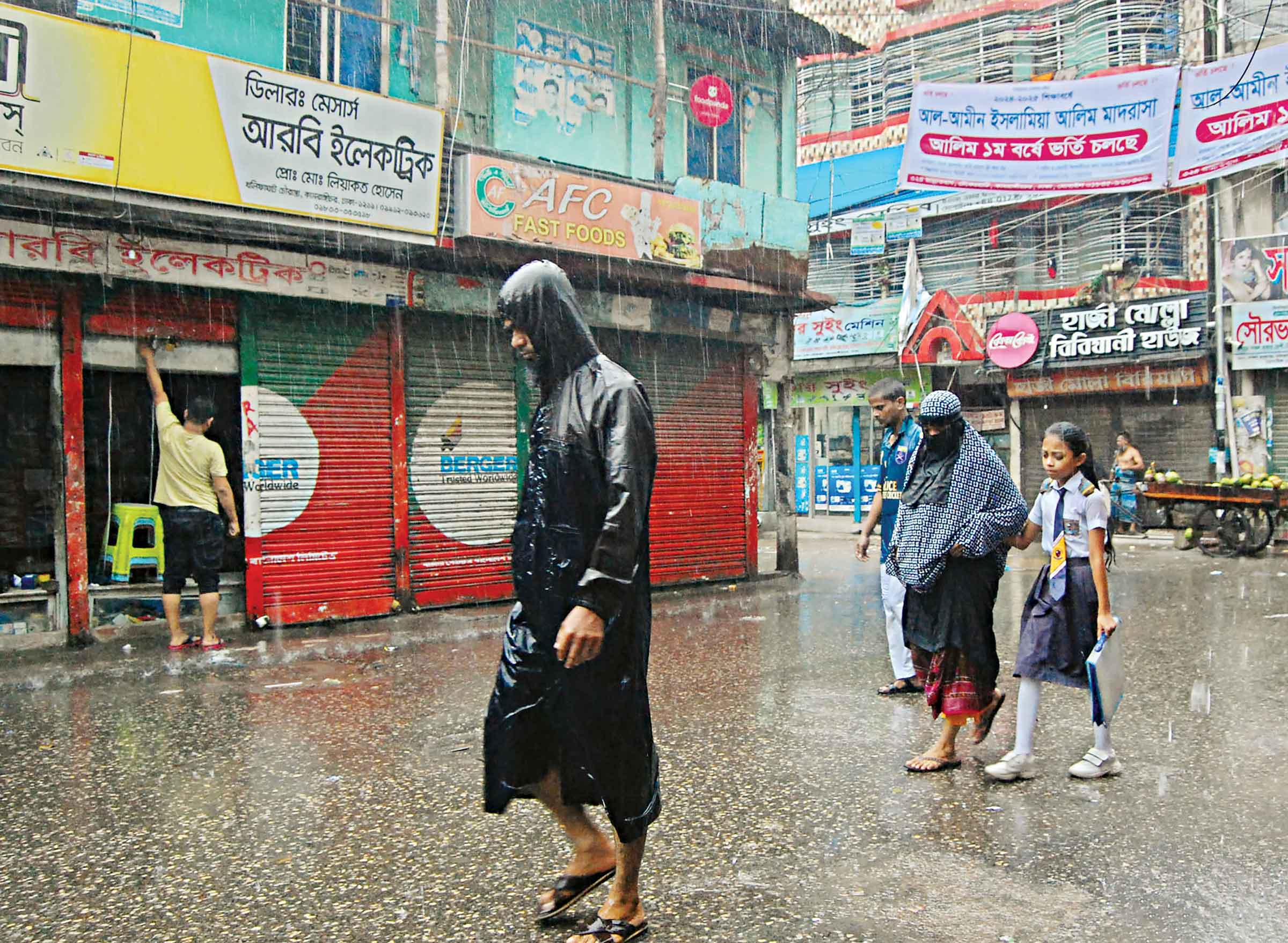 রাজধানীতে ঝুম বৃষ্টি জলাবদ্ধতা, দুর্ভোগ