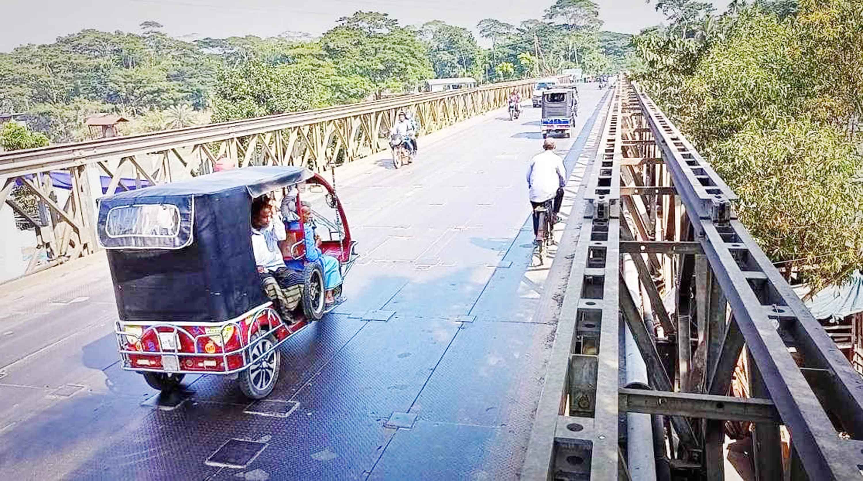 ঝালকাঠির ঝুঁকিপূর্ণ সেতু যেন গলার কাঁটা